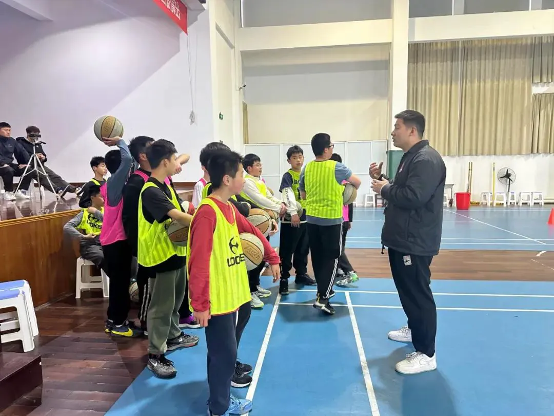 如何在篮球训练营中改善比赛策略?_1